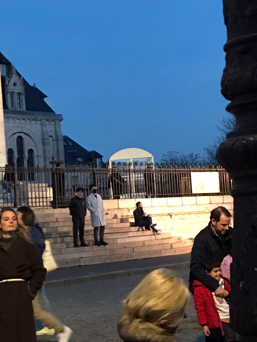 ensydbk's tweet photo. Bakın Paris’te dolaşan arkadaşım kime denk gelmiş!

“Dolarla mı maaş alıyorsunuz; dolarla bir işiniz var mı?” diyen Berat Albayrak şu an Paris sokaklarında Euro’ları eziyor. Vatandaş da ay sonunu nasıl çıkaracağız diye düşünüyor. https://t.co/enfKFuguor