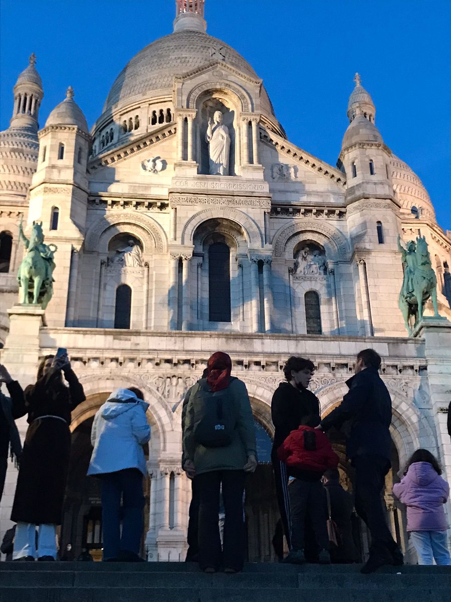 ensydbk's tweet photo. Bakın Paris’te dolaşan arkadaşım kime denk gelmiş!

“Dolarla mı maaş alıyorsunuz; dolarla bir işiniz var mı?” diyen Berat Albayrak şu an Paris sokaklarında Euro’ları eziyor. Vatandaş da ay sonunu nasıl çıkaracağız diye düşünüyor. https://t.co/enfKFuguor