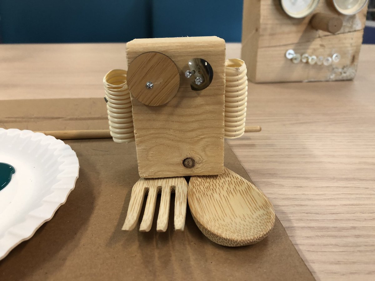 JolanAngel's tweet photo. Robotjes
#Vakleerkracht #klusklas #lekkertimmeren https://t.co/QwWLiYmQpI