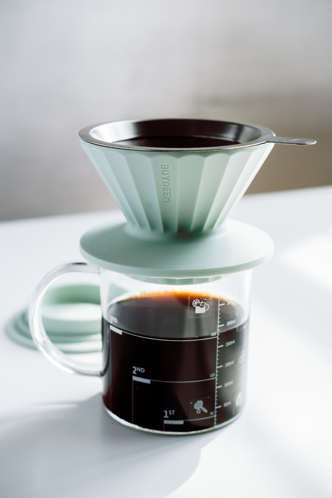 BuydeemGlobal's tweet photo. Raise your hand if you're a coffee lover ✋

Our 🆕. Pour Over Coffee Set was designed with you in mind!

Now on sale for $27.99 - - this is one deal you do NOT want to miss out on.

Shop now at 👉  https://t.co/xbTrfdoIJb 
#Buydeem #coffeelovers #coffeeset #coffeetime https://t.co/4feJaNuz54