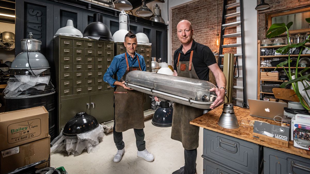 Compass_CIN's tweet photo. Dennis van de Zand en René Marijnissen van Lloyd Industrials met een armatuur van de A16. 

Samen met Compass van de A16 naar de keukentafel! Benieuwd naar het eindresultaat? 
Kijk op https://t.co/kFfPRTUhwY https://t.co/NBMkYV9okO