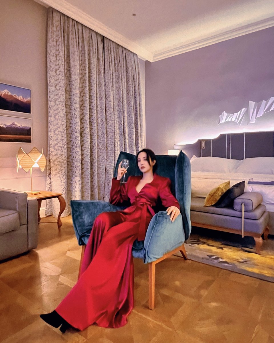 MO_MUNICH's tweet photo. FANtastic shot of Fiona Xie in one of our Suites. 

It truly was a pleasure to have you with us dear Fiona! 🌹

#CrazyRichAsians #FionaXie #MandarinOrientalMunich #MandarinOriental #InspiredbyMO #IamAFAN #FANtastic #MunichGuide #LuxuryTravel https://t.co/GiRcSPLrb2