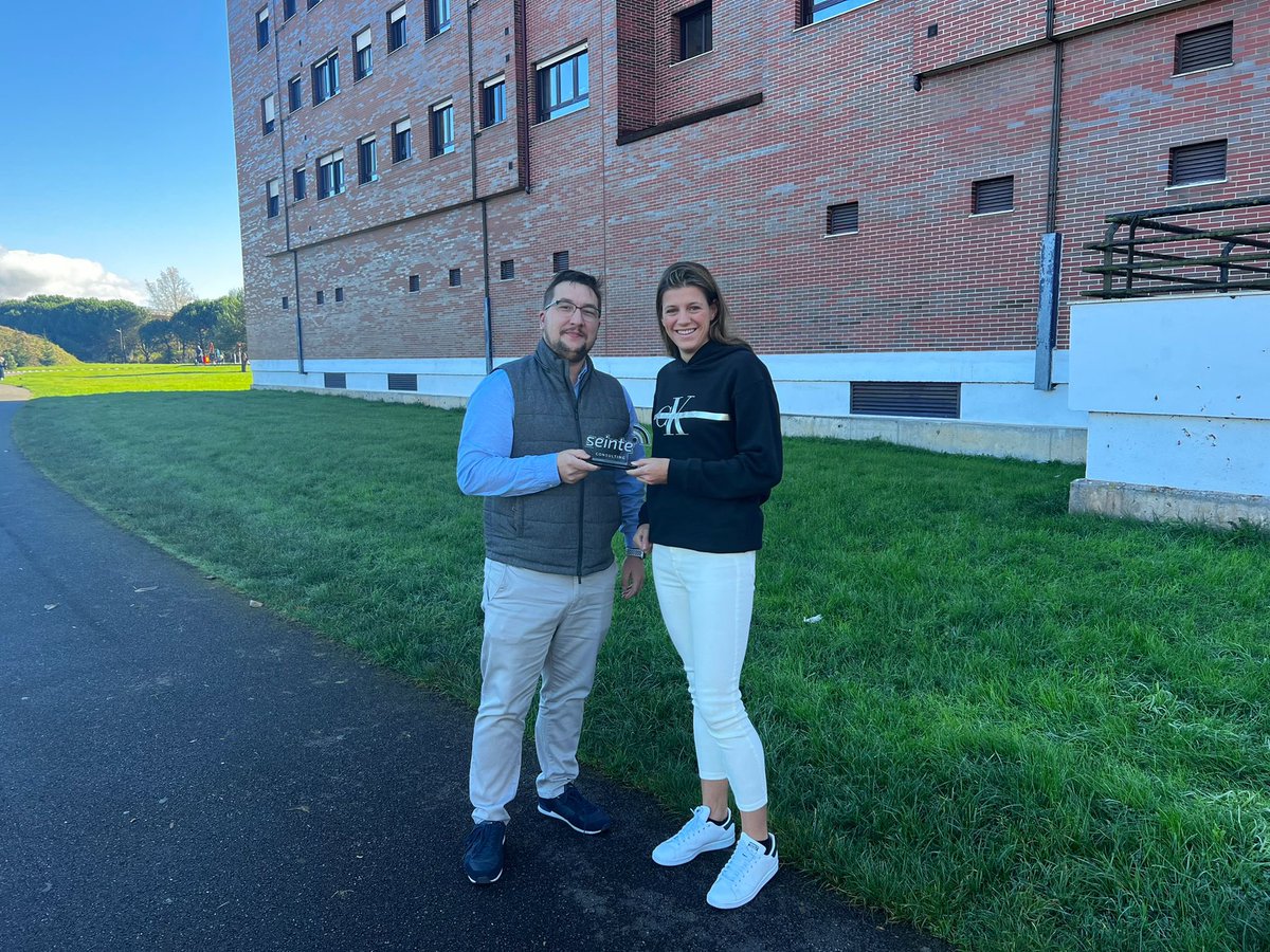 RealOviedoFem's tweet photo. Esta mañana @sheylaandrino7 y @suarez_carlota recibían el premio 🥇 SEINTE de los meses de Septiembre y Octubre. 

¡ ENHORABUENA ! 

#Seinte #Premios #Juntinas https://t.co/RTbgklEGZR