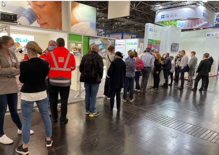 medinfode's tweet photo. Am #Viromed/#VitaLab Stand auf der @MEDICATradeFair haben sich ständig riesige Schlangen vor dem Messestand gebildet. U.a. wegen der quantitativen, neutralisierenden Antikörpertest mit dem VitaLab-MiniLaborgerät. Klarheit in 15 min. https://t.co/KMgx3Zic8Z https://t.co/hQ9iznJ49H
