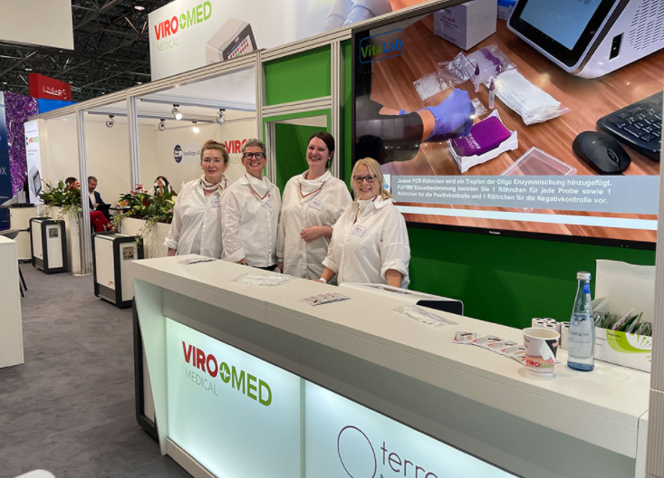 medinfode's tweet photo. Am #Viromed/#VitaLab Stand auf der @MEDICATradeFair haben sich ständig riesige Schlangen vor dem Messestand gebildet. U.a. wegen der quantitativen, neutralisierenden Antikörpertest mit dem VitaLab-MiniLaborgerät. Klarheit in 15 min. https://t.co/KMgx3Zic8Z https://t.co/hQ9iznJ49H