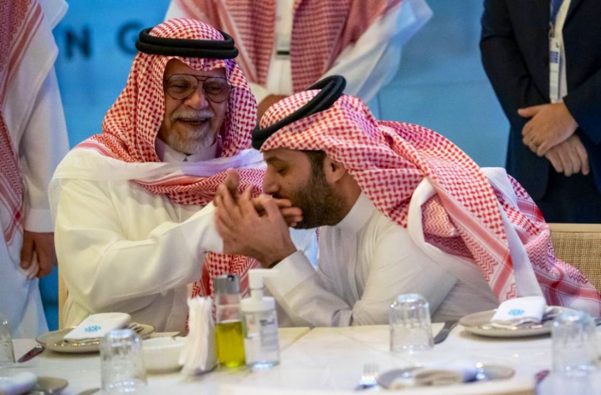 577_ah's tweet photo. قبلة على يد سيد التاريخ، وإمبراطور الدبلوماسية المحنك الذي وقف شامخاً في قلب قضايا العالم على مدى عقود . 
@Turki_alalshikh https://t.co/EQ03UTngAU