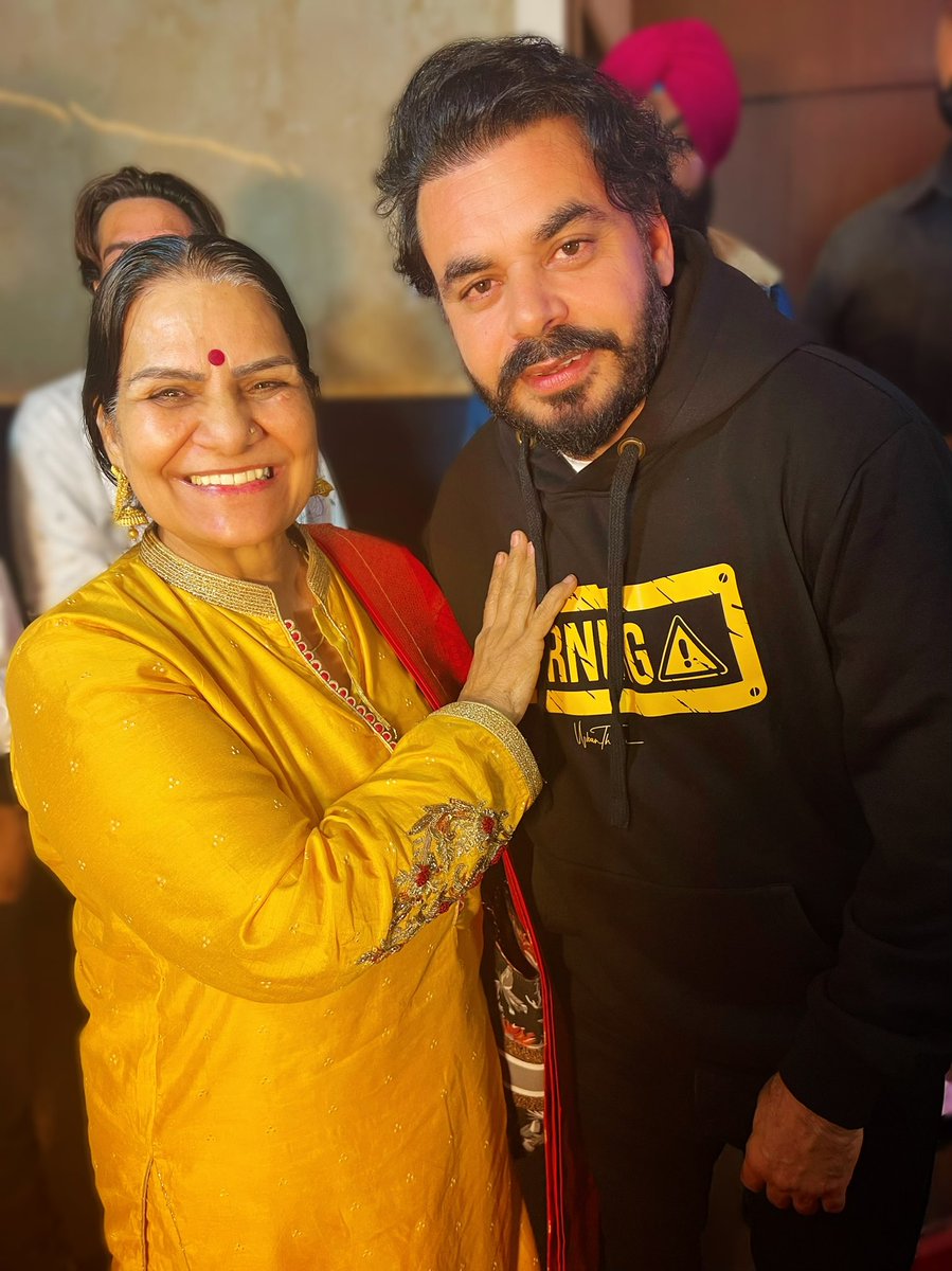 Nehhaamalik's tweet image. At the Warning Movie 🎥 Premiere with my family
Loved the movie 🎥  n specially Prince Kanwaljit Singh’s acting .. all the best to the entire cast ✌️
#nehamalik #PremiereShow #warningmovie #punjabi #punjabimovie #pollywood #GippyGrewal #PrincekanwaljitSingh