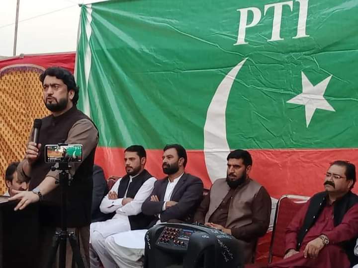 nawazBangash18's tweet photo. کوھاٹ پی ٹی آئی
آج پی ٹی آئی کا مشاورتی اج��اس ھوا جس میں چیرمین کشمیر کمیٹی شہریار آفریدی
ڈیڈک چیرمین ضیاء بنگش نے خطاب کیا
صدر تحصیل نواز بنگش نے اپنے خطاب کہا جس کو سیٹی مئیر کا ٹکٹ جاری ھو گا اس کو ہر گلی ویلیج کونسلوں میں تنظمیں خوش آمدید کہتے ھوئے پائیں گے https://t.co/Nq8wkpdhkN