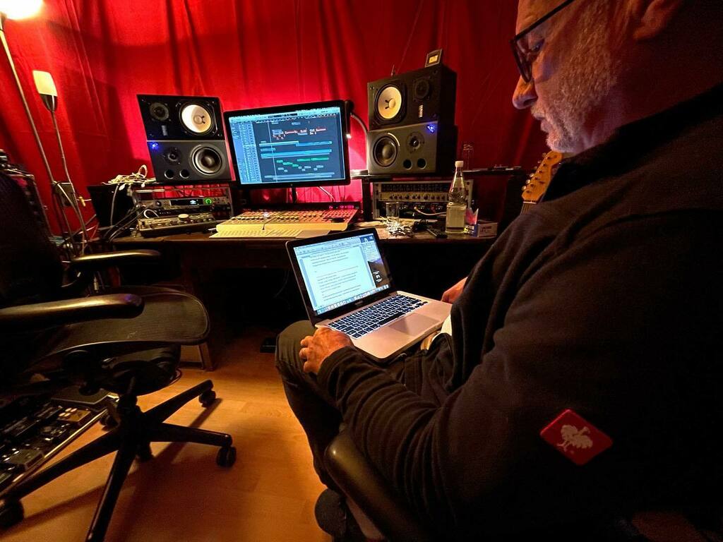 erkbergtrio's tweet image. Niko am Texten. 

#erkbergtrio #studio18 #etq #et6 #mundart #etq2020 #kässlerplatt #produzent #sounddesign #recording #studio #recordingstudio #producer #singersongwriter #singer #songwriter #music #musician #tonstudio #studiolife #studiowork #musician #ns10