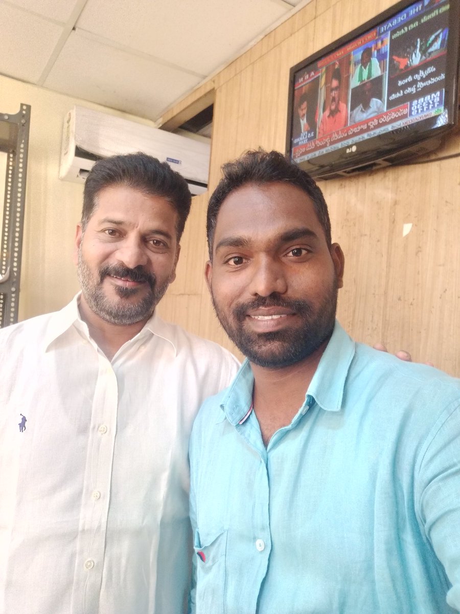 ComedyRajesh's tweet photo. #PicOfTheDay #😍😍 #Trending #PhotoOfTheDay #rajesh #Revanthreddy #seethakka #tcongress #supportme https://t.co/jI1ujMbqxM