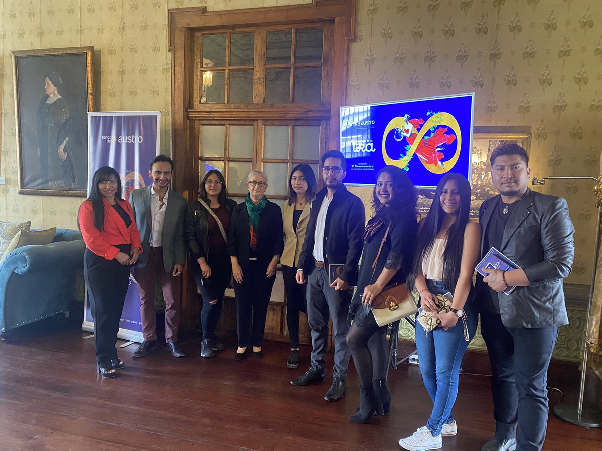 La Directora del Festival de la Lira 2021, Maria Augusta Vintimilla con los estudiantes y docentes de la #UNAE