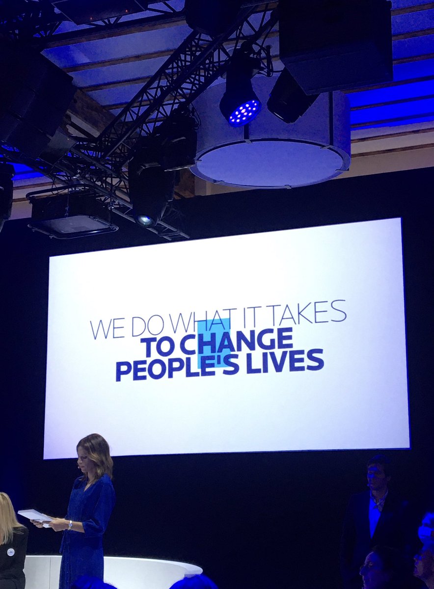 LaRochePosayInt's tweet photo. Annnd that’s a wrap for our #Dermlive ! With over 80 countries connected and 15 present, this truly was a worldwide matter💙 Thank you to everyone who made this possible! We will continue to pioneer science, raise awareness and educate. Dermatology can change lives. #LaRochePosay https://t.co/MRfwHG1u51
