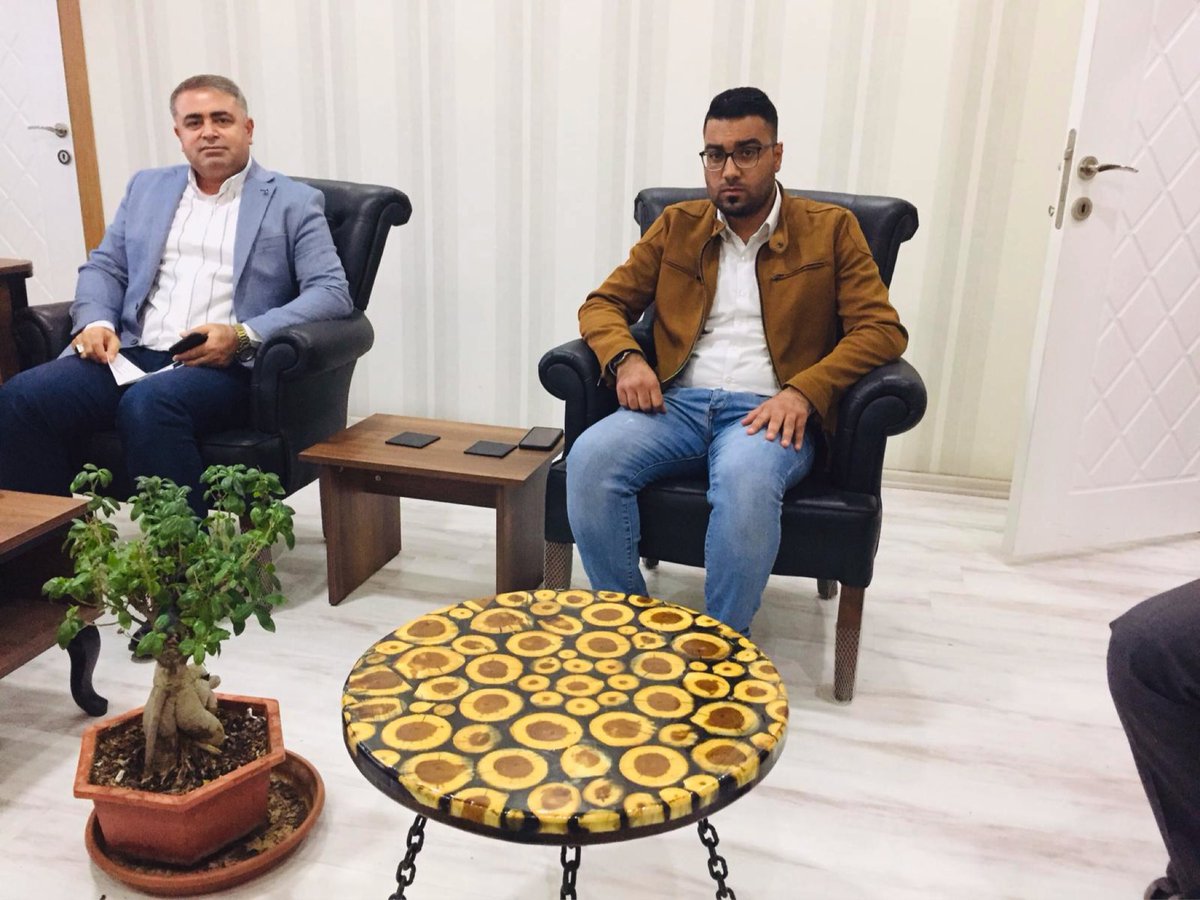 1)Suriyeli ünlü sanatçı Ömer Süleyman kendisine benzeyen bir resim gerekçe gösterilerek örgüt propagandası suçundan göz altına alındı savcılık ifadesini dahi alma gereği duymadan adli kontrolsüz serbest bırakıldı. Oğlu Fadi’ye geçmiş olsun ziyaretinde bulunduk. 
#SanatınDevası