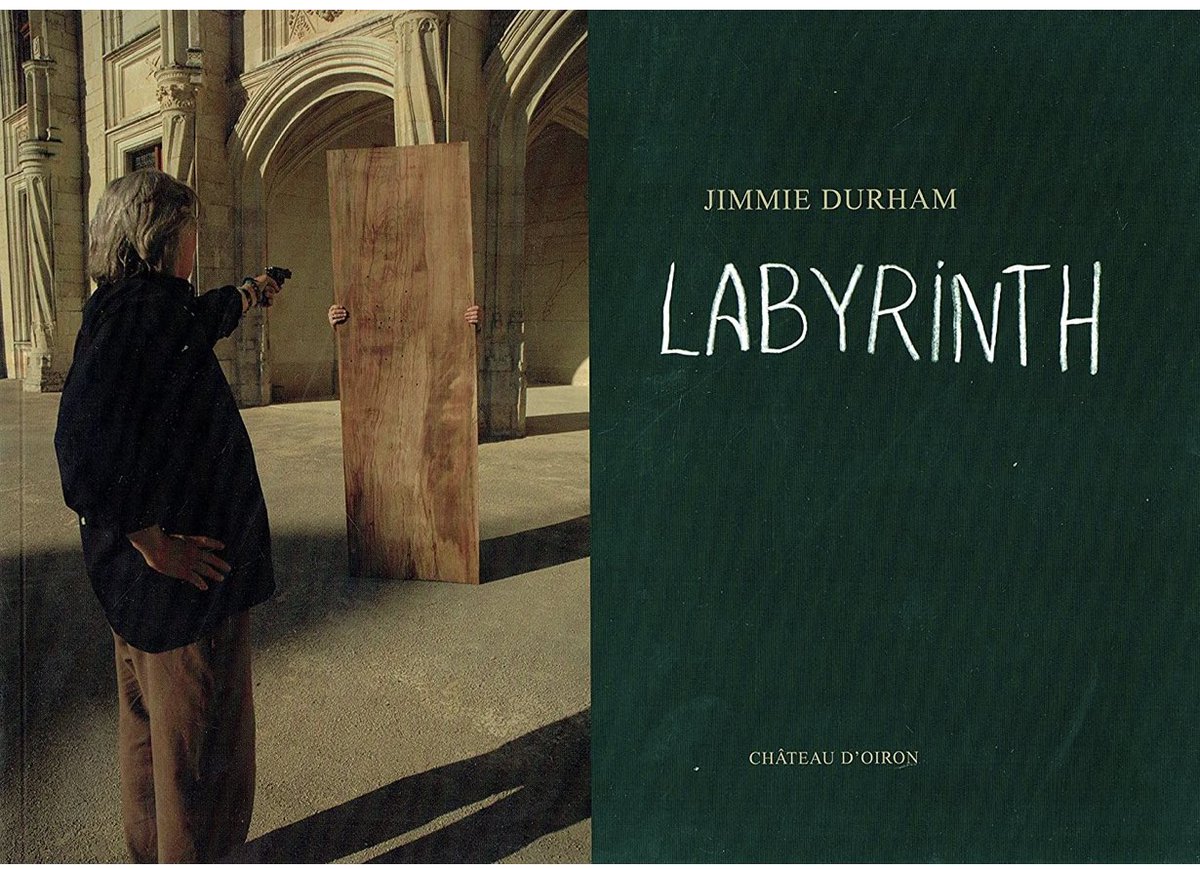 RIP Jimmie Durham. Une de mes plus belles expériences humaines en tant qu’assistant d’artiste. Me souviens aussi d’une séance de « magie » Cherokee un soir seul avec lui. Un de mes seuls portraits avec lui était le visuel de l’expo <a href="/ChateauOiron/">Château d'Oiron</a> en 2007, je tenais la planche. 🥲
