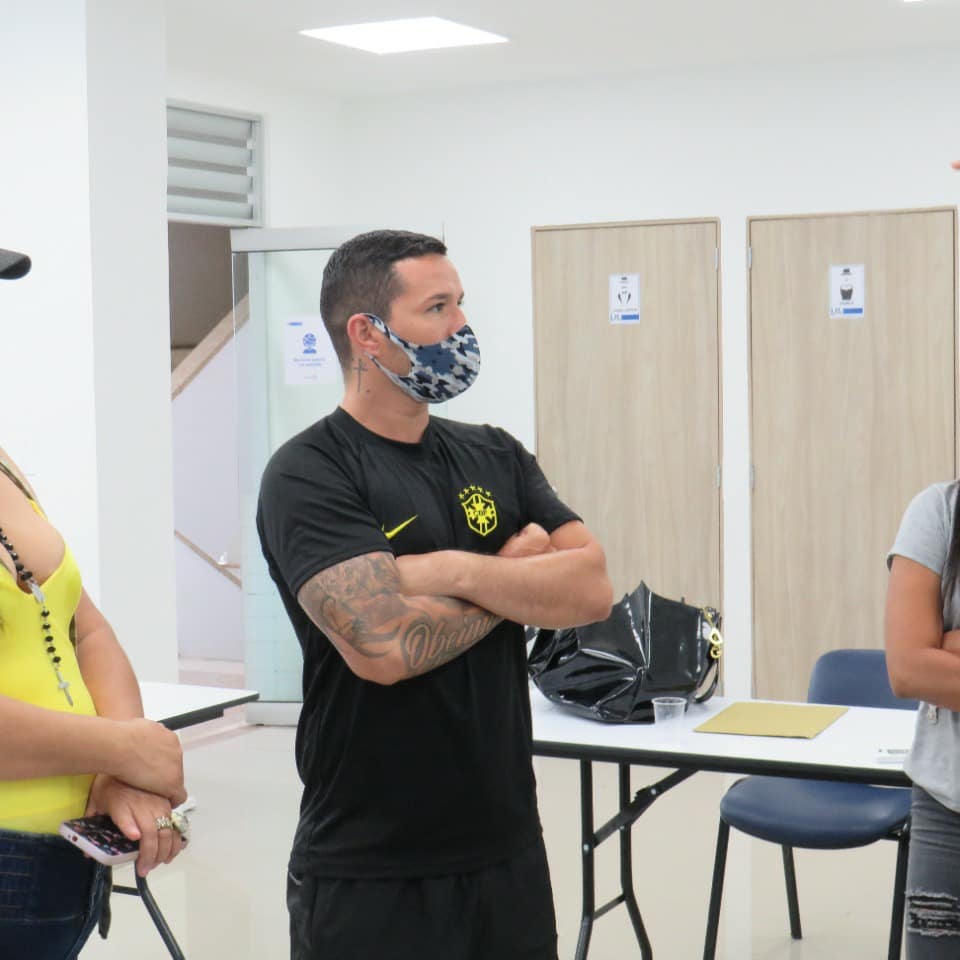 HospMarioCorrea's tweet photo. En las instalaciones del #hospitalmariocorrearengifo 🏥 se hizo entrega de uniformes deportivos para jugar fútbol ⚽ a la asociación de usuarios, esto como un acto de responsabilidad social ante la comunidad 💯🥅 https://t.co/7EFAQh5d3J