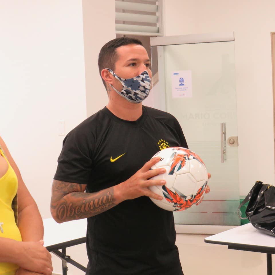 HospMarioCorrea's tweet photo. En las instalaciones del #hospitalmariocorrearengifo 🏥 se hizo entrega de uniformes deportivos para jugar fútbol ⚽ a la asociación de usuarios, esto como un acto de responsabilidad social ante la comunidad 💯🥅 https://t.co/7EFAQh5d3J