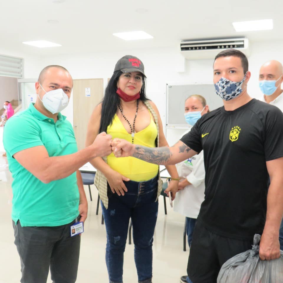 HospMarioCorrea's tweet photo. En las instalaciones del #hospitalmariocorrearengifo 🏥 se hizo entrega de uniformes deportivos para jugar fútbol ⚽ a la asociación de usuarios, esto como un acto de responsabilidad social ante la comunidad 💯🥅 https://t.co/7EFAQh5d3J