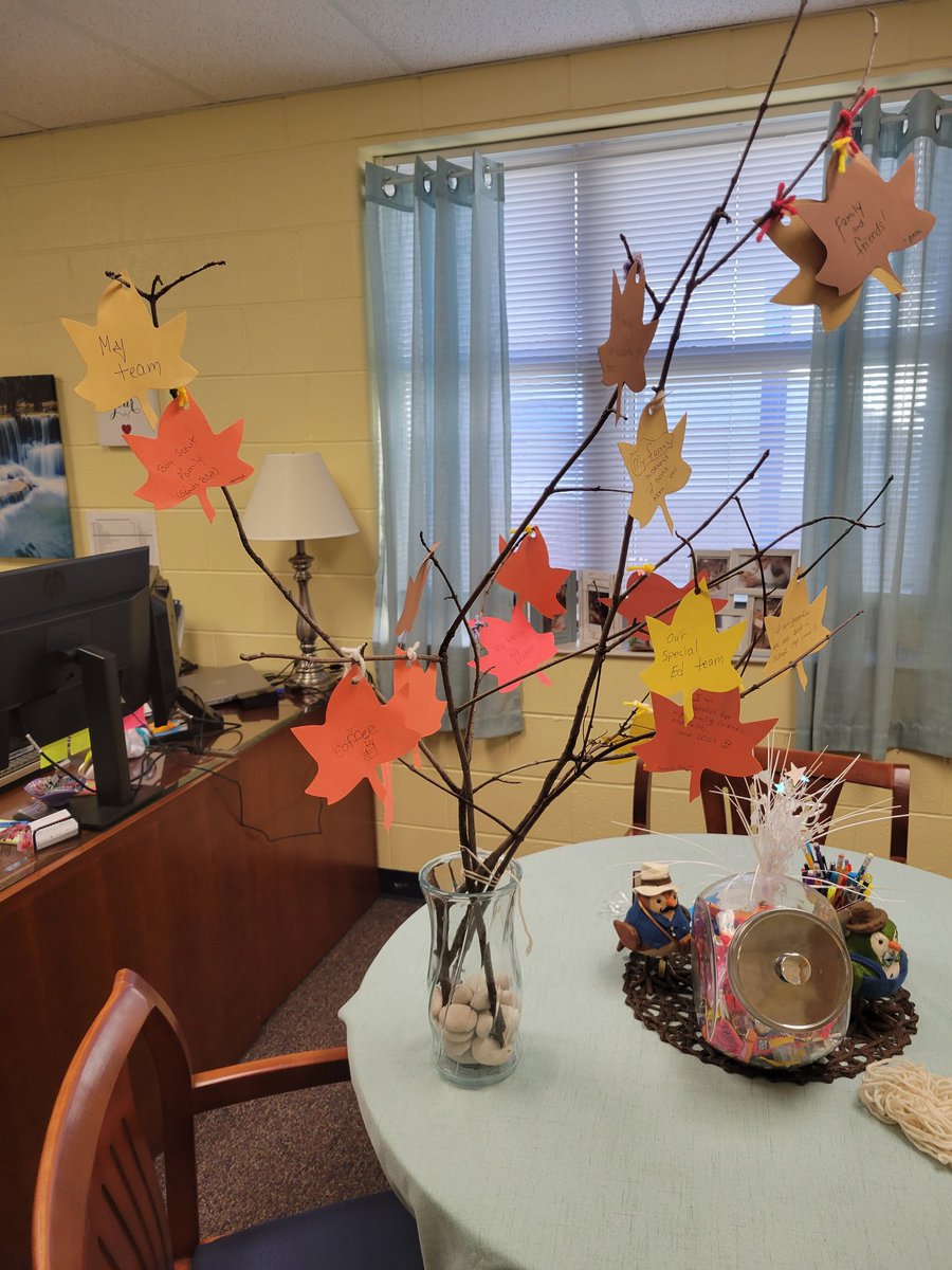 FerndaleEarlyEd's tweet photo. SIP members reflect with a gratitude tree π³ππ #Andstillgrowing https://t.co/kQJtBCJVFD