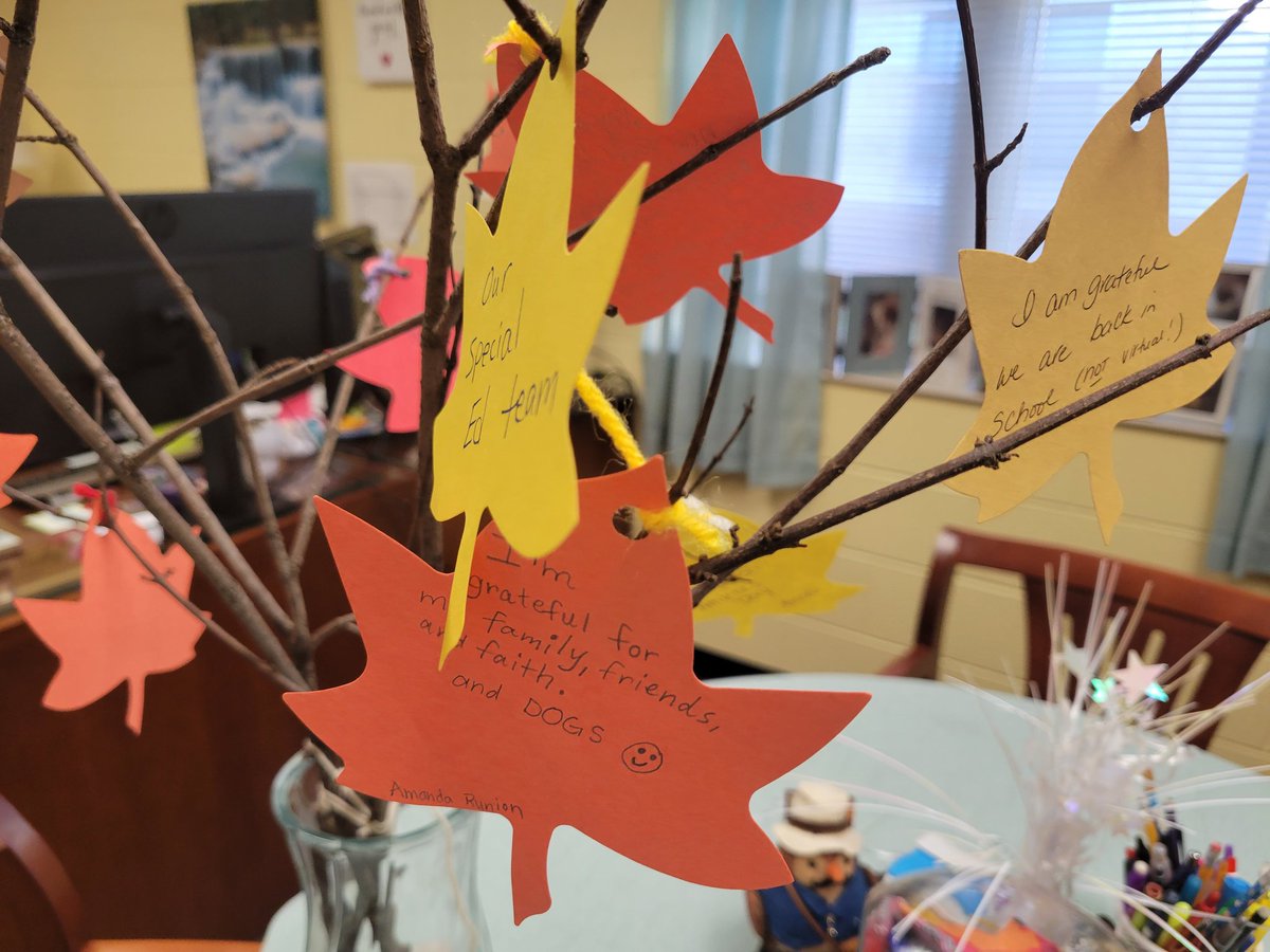FerndaleEarlyEd's tweet photo. SIP members reflect with a gratitude tree π³ππ #Andstillgrowing https://t.co/kQJtBCJVFD