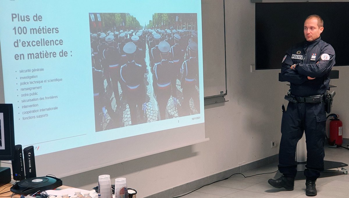 Interiale's tweet photo. #FonctionPublique | Carton plein pour la 1ère édition des rencontres régionales des métiers de la sécurité Intérieure et de la Justice organisées en partenariat avec l'#AMICHEMI !
🤝Merci à ces jeunes venus se renseigner sur ces métiers et aux nombreux intervenants.
@Prefet25 https://t.co/FxahoNSO9f