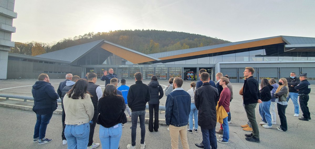Interiale's tweet photo. #FonctionPublique | Carton plein pour la 1ère édition des rencontres régionales des métiers de la sécurité Intérieure et de la Justice organisées en partenariat avec l'#AMICHEMI !
🤝Merci à ces jeunes venus se renseigner sur ces métiers et aux nombreux intervenants.
@Prefet25 https://t.co/FxahoNSO9f