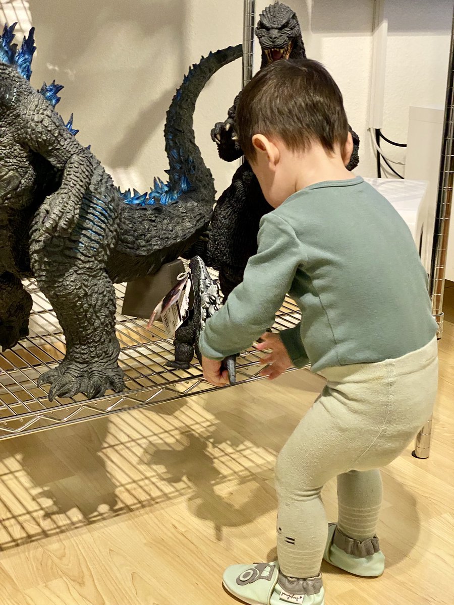 Shin_Gojira_66's tweet photo. デコレーションの技術は若いうちに身につけておくのがベスト🥰
#ゴジラ #Toddler #GiganticSeries #Bandai #Godzilla #かわいい https://t.co/TdpDbgID7L
