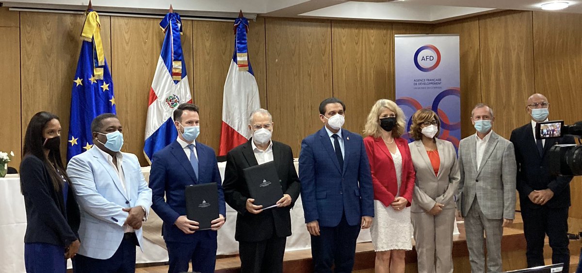 SandraKassab1's tweet photo. Acompañar las transiciones sociales para incrementar el acceso equitativo a los servicios básicos es un eje estratégico del nuevo Marco País 2021-25 de la @AFD_France en 🇩🇴. ¡Ya se inicia la implementación en #EquipoEuropa y juntos a nuestros socios dominicanos!@expertisefrance https://t.co/1RSnmoz1L8