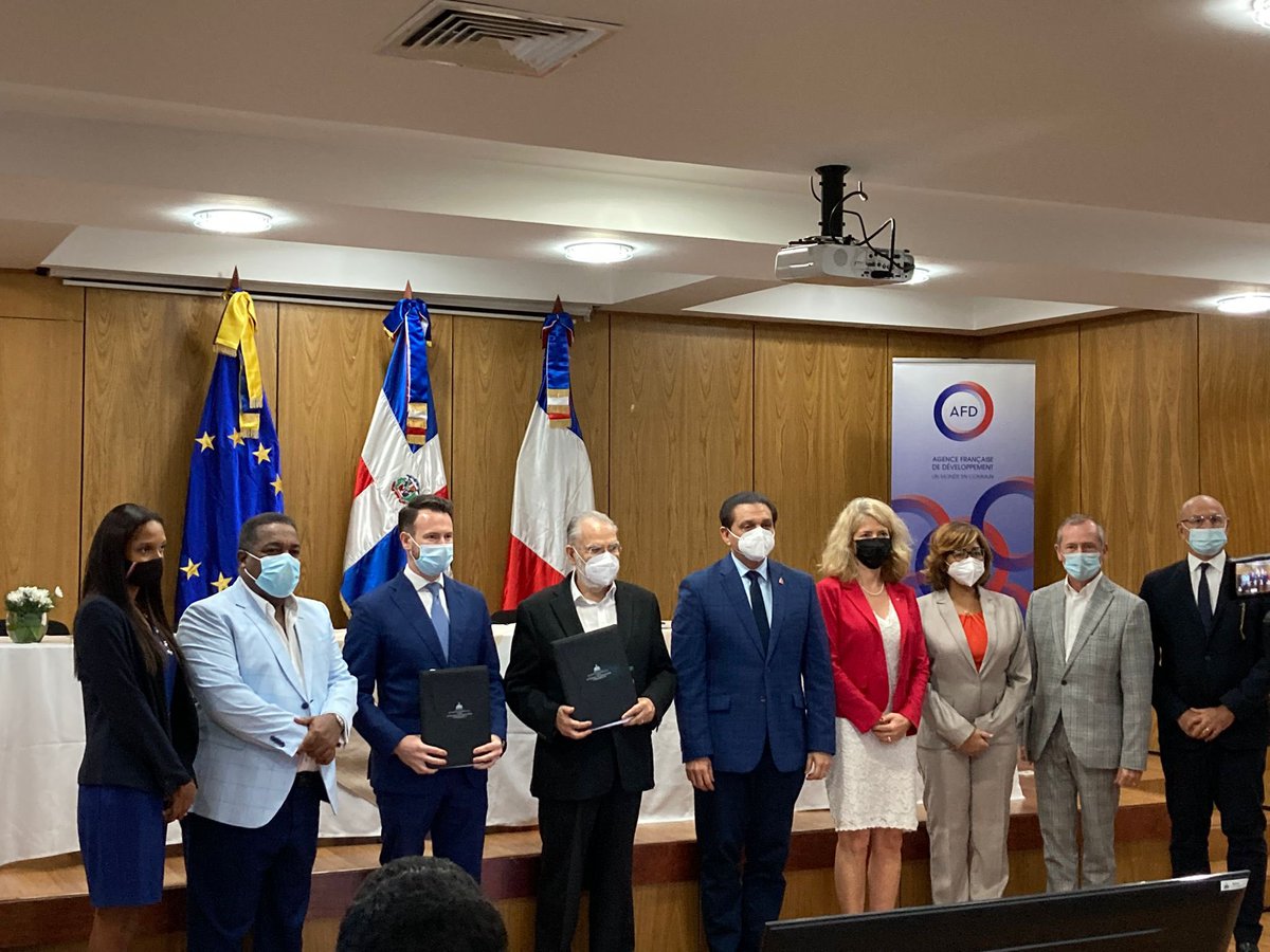 SandraKassab1's tweet photo. Acompañar las transiciones sociales para incrementar el acceso equitativo a los servicios básicos es un eje estratégico del nuevo Marco País 2021-25 de la @AFD_France en 🇩🇴. ¡Ya se inicia la implementación en #EquipoEuropa y juntos a nuestros socios dominicanos!@expertisefrance https://t.co/1RSnmoz1L8