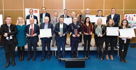 jmjoannes's tweet photo. #Commandepublique #Achatdurable #Performanceachat #TCP2021
Lors du SMCL 2021, les lauréats des Trophées de la commande publique se sont vus remettre officiellement les trophées. Un grand bravo à eux et un grand merci au jury !
Photo Valentine Pedoussat https://t.co/SnU7aLkkUB