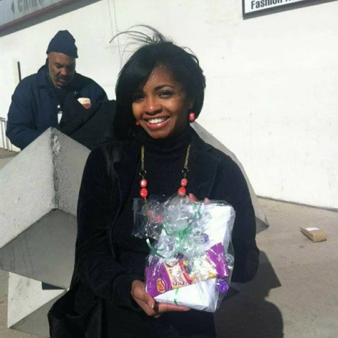 SRHAITIORG's tweet photo. #Throwback Thursday #10 year ago to the Act of Kindness Food Flash Mob event. We handed out brown bag lunch and a smile to the people in the street with @40girls1. 
#tbt #actofkindness #flashmob #november #scatteringresources https://t.co/mygv110Ee4