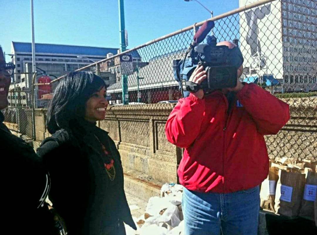 SRHAITIORG's tweet photo. #Throwback Thursday #10 year ago to the Act of Kindness Food Flash Mob event. We handed out brown bag lunch and a smile to the people in the street with @40girls1. 
#tbt #actofkindness #flashmob #november #scatteringresources https://t.co/mygv110Ee4
