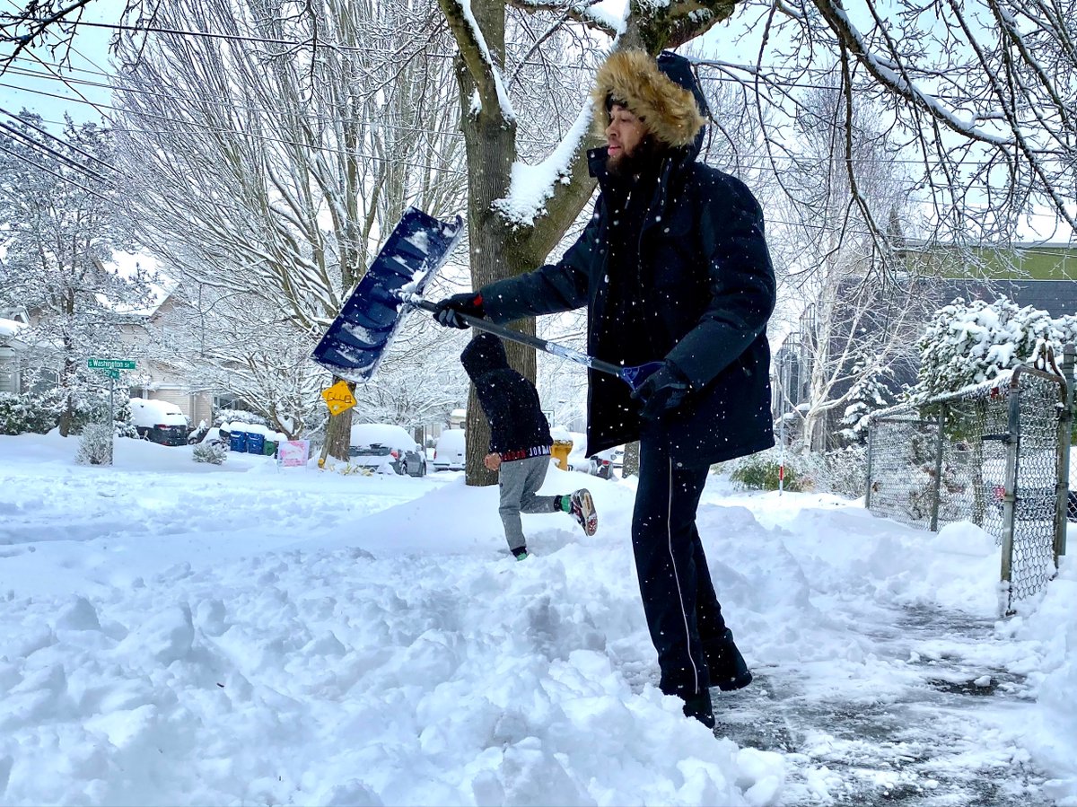 Winter is almost here, are you ready? Start preparing now! ⛄ 
 
Gear: shovel, warm clothes, blankets, salt for sidewalks 
Kit: Flashlights, first-aid, food &amp; water for family + pets 
Car: Chains, ice scraper, jumper cables, flares  
 
Get more tips here: seattle.gov/transportation…