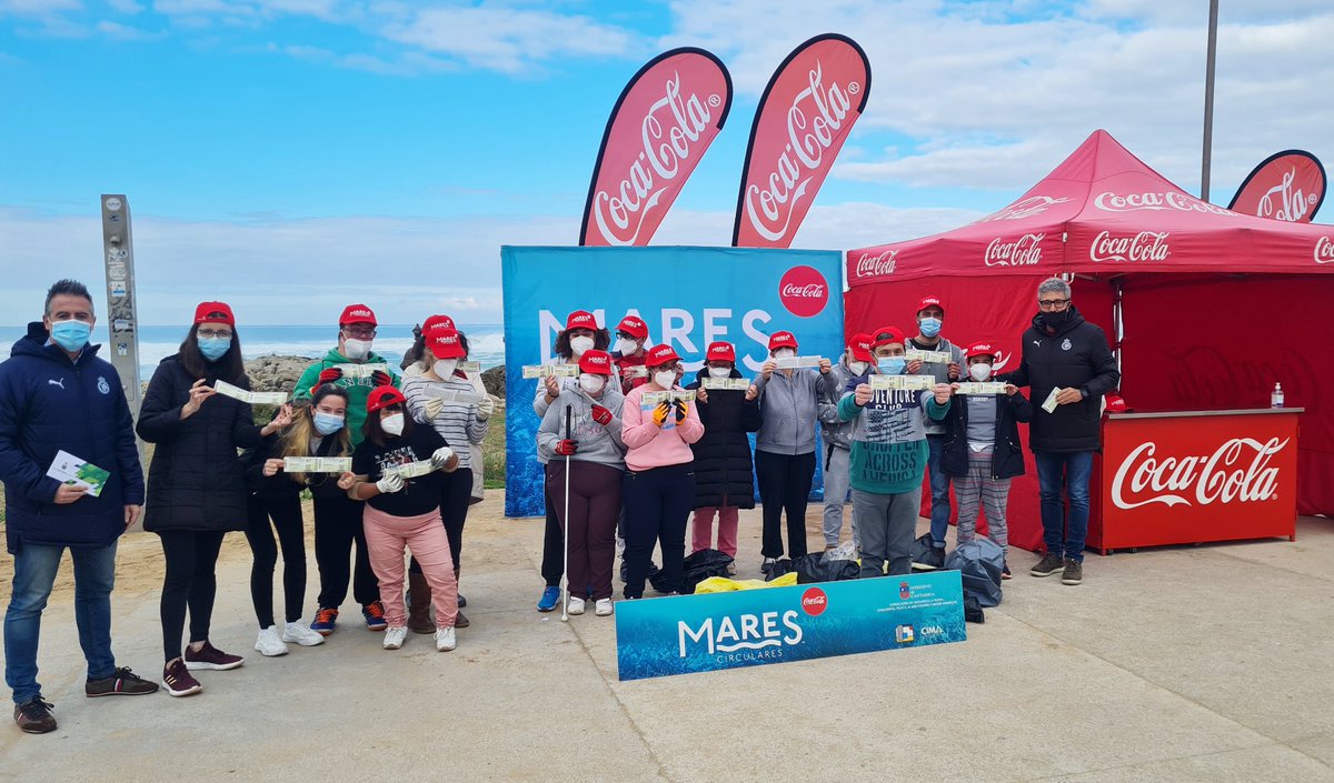 realracingclub's tweet photo. El Racing colabora en la limpieza de la playa de Valdearenas a través del proyecto #MaresCirculares de @CocaColaEP_es https://t.co/uwIfDWQnUC https://t.co/1RC4HuhlRD