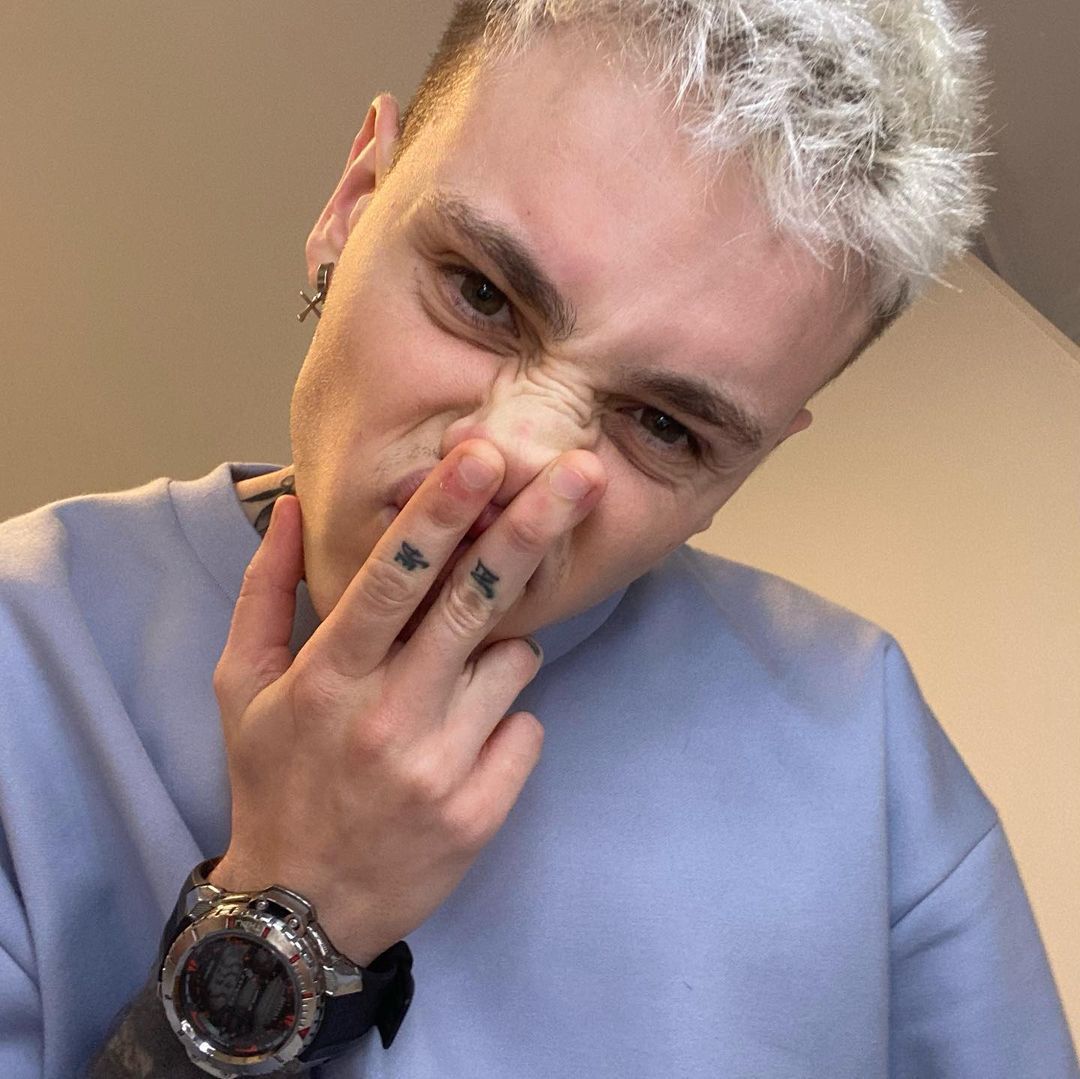 SonyMusicSpain's tweet photo. Comenzamos la semana con energía y que mejor manera que escuchando a @xhugocobox 💪💥 Por cierto, ¿sabías que todo su merch esta al 25% en la SMF store? 👀 https://t.co/4CbtHYNxGr