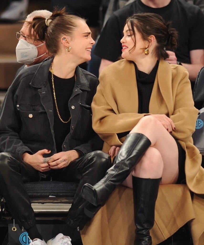 archivesgowmez's tweet photo. IN THEIR OWN WORLD https://t.co/zbTpOdGI9e