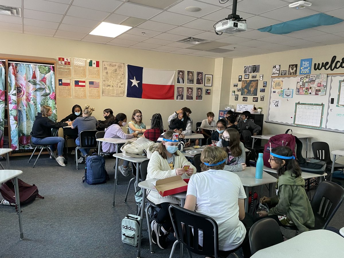 BowieMS_PALS's tweet photo. Our first New to Bowie lunch was a success!!! So happy to welcome our new friends to the Bear Pack!😊 @PrincipalShill @OfficialPAL @FortBendISD @guidingon https://t.co/hTs1im2V4r