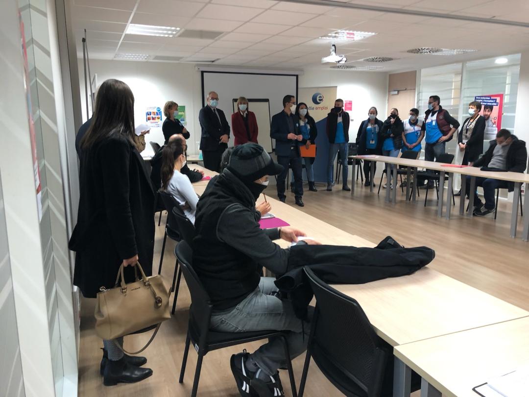 Présence de Monsieur le sous-prefet de Valenciennes et madame <a href="/valerieletard/">Valérie Létard</a>  pour la semaine #reussirsansattendre , nombreux recrutements pour <a href="/Decathlon/">Decathlon</a> 👍👍👍 on continue 😀 <a href="/DorianeBecue/">Doriane Bécue</a> <a href="/christianpoiret/">Christian POIRET</a> @poleemploi_HDF <a href="/SeverineDelong/">Delong Severine</a> <a href="/ElsaMiquel/">Miquel Elsa</a> <a href="/Valmetropole/">Valenciennes Agglo</a> <a href="/prefet59/">Préfecture de la région Hauts-de-France et du Nord</a>