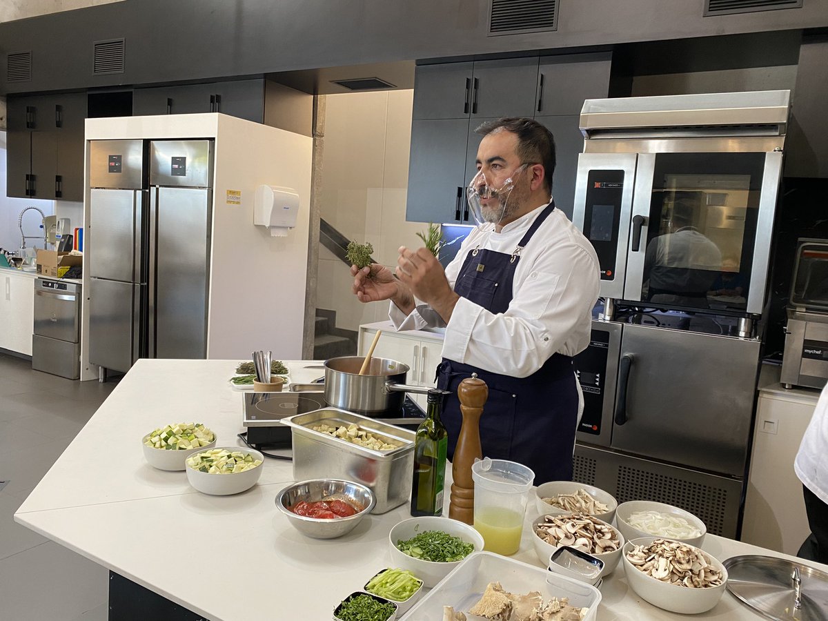seremimdsrm's tweet photo. FOMENTANDO HÁBITOS SALUDABLES
👉🏻Estuvimos en clases de cocina saludable junto a 11 adultos mayores de Lo Barnechea en @inacapapoquindo, junto a nuestra seremi @caterodrigueza, el secretario ejecutivo de @eligevivirsano @jpguilisasti, @SenamaRM y autoridades de @inacapapoquindo https://t.co/0pvHQvp3fC