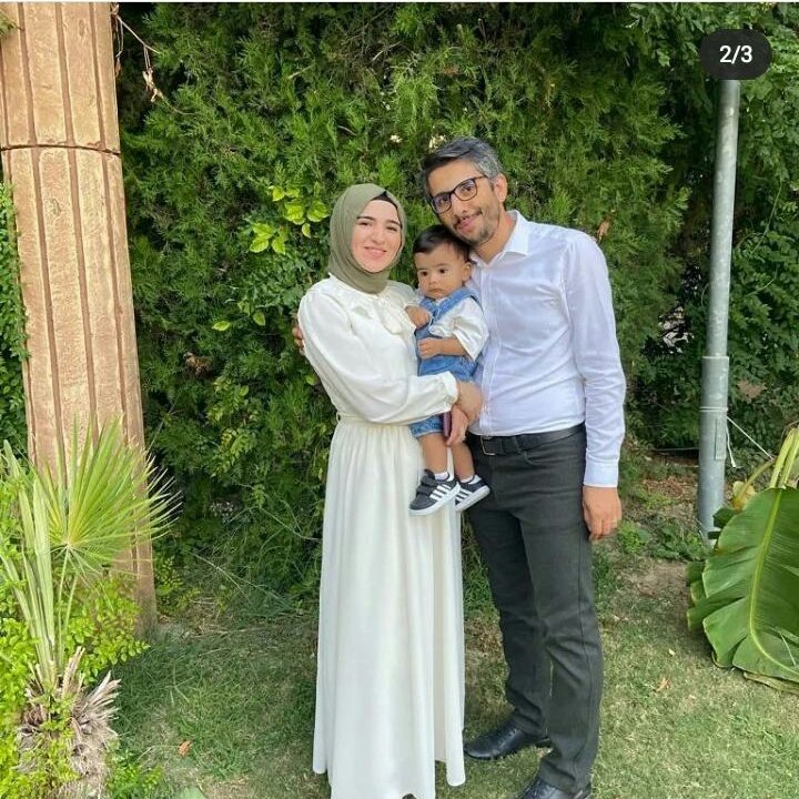 Daha önce cezaevinde kaldı.
Cezaevinde evlendi.
Tam çıkıp yuvasını kurmuştu şimdi tüm aile tutsak... 
Esra ve Muaza  özgürlük 
<a href="/gergerliogluof/">Ömer Faruk Gergerlioğlu</a> 
<a href="/MSTanrikulu/">Sezgin Tanrıkulu</a>