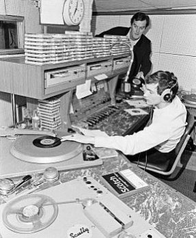 RadioRewinder's tweet photo. #MakingRadioMagic https://t.co/d1j9dczXYO
