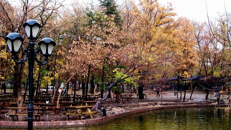 Sayın Mansur Yavaş,

Sakın Kurtuluş Parkı'nı bir özel okula kısmen dahi olsa devretmeye kalkmayın. Yalanlamanızı okudum; "açık derslikler, halk da dinleyecek" gibi şirinlikleri yemeyiz. 
Üniversite başka kampüs bulsun.

Vazgeçin bu işten. Biz o Parkta büyüyenler çok sinirleniriz.