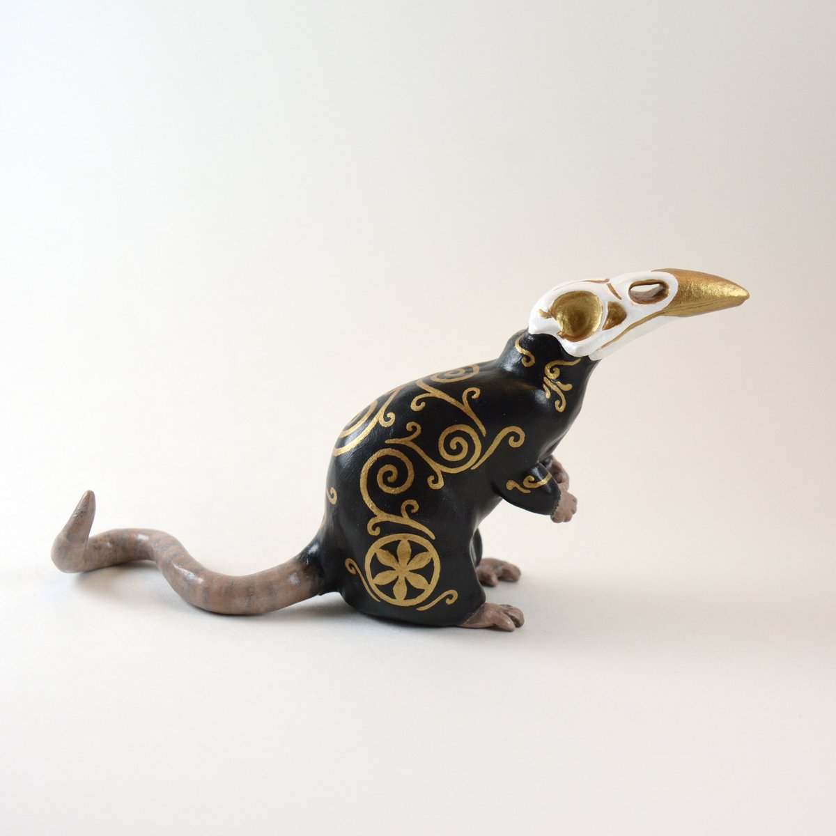 UnfamiliarArts's tweet photo. Hi! I’m an artist who likes sculpting creepy little animals! #AnimalArtistsUnite https://t.co/knL9swMKf5