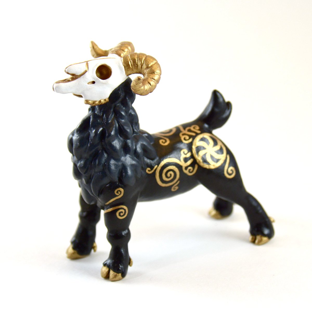 UnfamiliarArts's tweet photo. Hi! I’m an artist who likes sculpting creepy little animals! #AnimalArtistsUnite https://t.co/knL9swMKf5