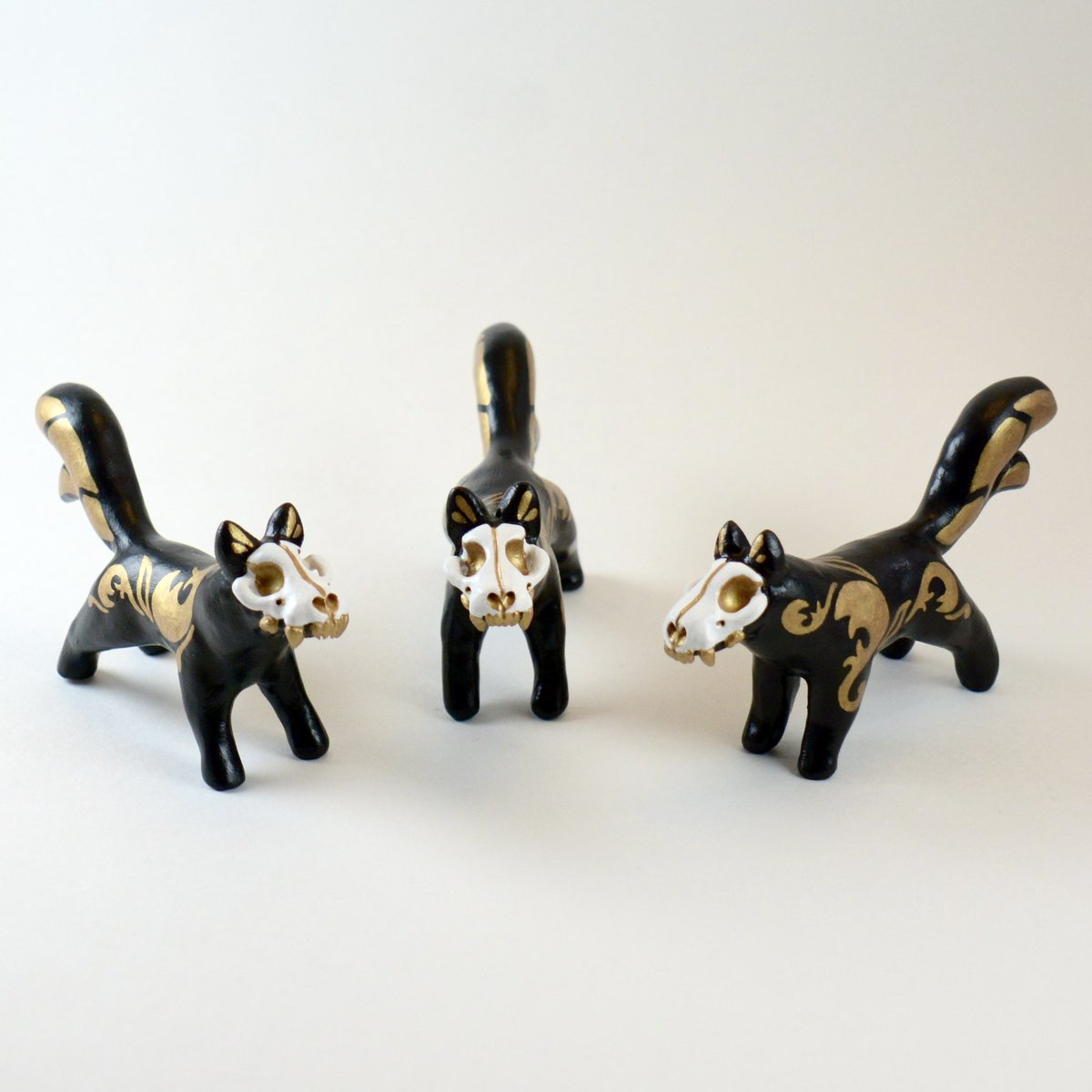 UnfamiliarArts's tweet photo. Hi! I’m an artist who likes sculpting creepy little animals! #AnimalArtistsUnite https://t.co/knL9swMKf5