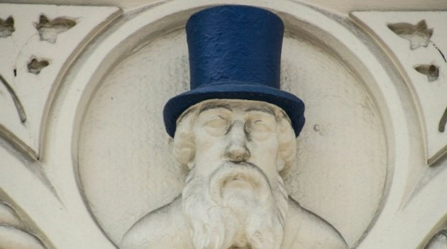 Top Hat Terrace on London Road in Leicester. Built in 1864 for private detective Francis 'Tanky' Smith and originally known as Victoria Terrace. The figures over the first floor windows represent a selection of his disguises. Grade 2 Listed. #Leicester