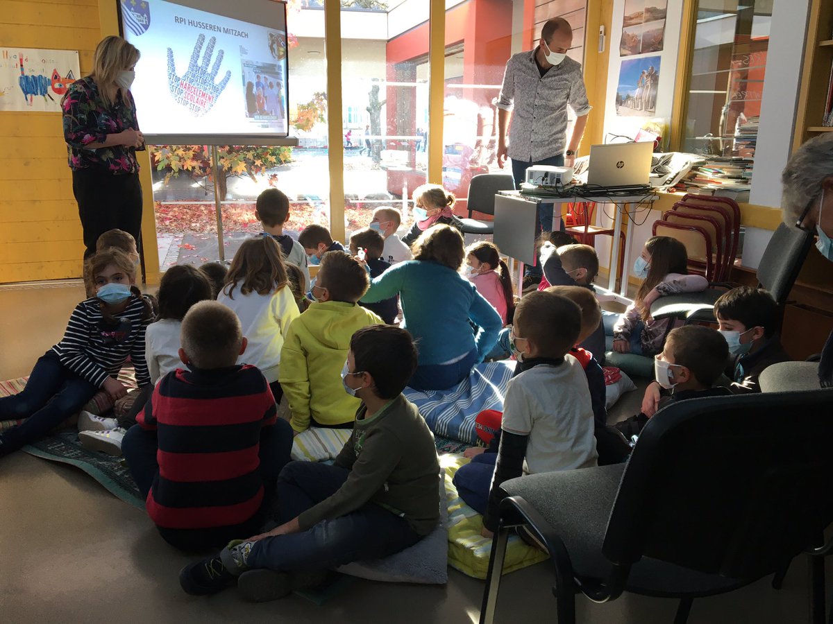 Journée de lutte contre le harcèlement. Visite de l’école Le pommier enchanté à Husseren- Wesserling qui mène des actions de lutte contre le harcèlement dès l’école élémentaire. Félicitations à cette équipe dynamique.