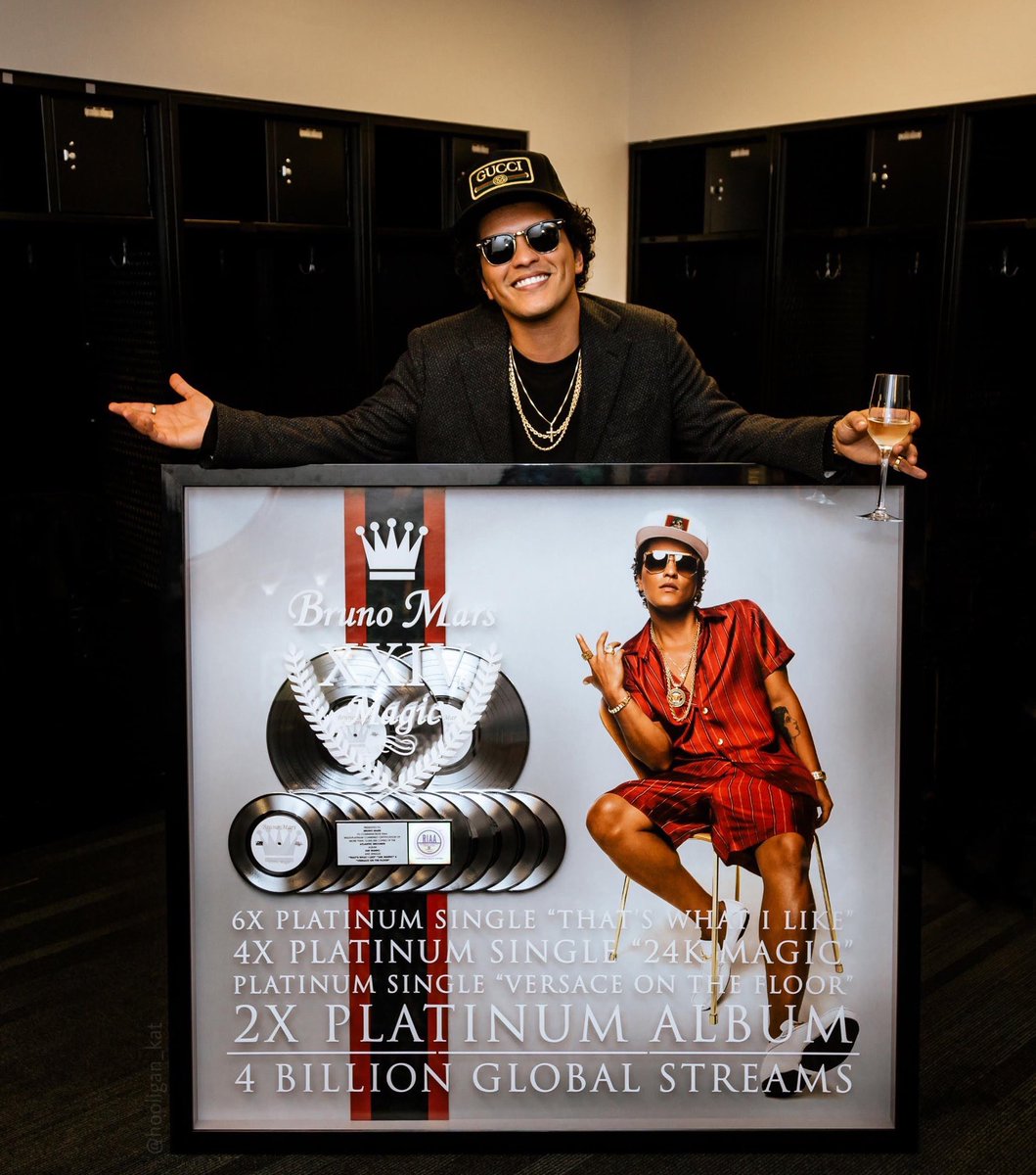 hooligan_kat's tweet photo. Happy 5th anniversary to the timeless masterpiece that is ‘24K Magic’ ✨ #5YearsOf24KMagic https://t.co/J1PbkRatdF