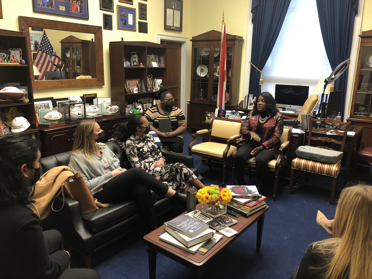 ccphelps1's tweet photo. #UASSW BSW DC students discussing policy with @RepTerriSewell @UA_SocialWork #WhereLegendsAreMade #RollTide https://t.co/LA2dHVmw57