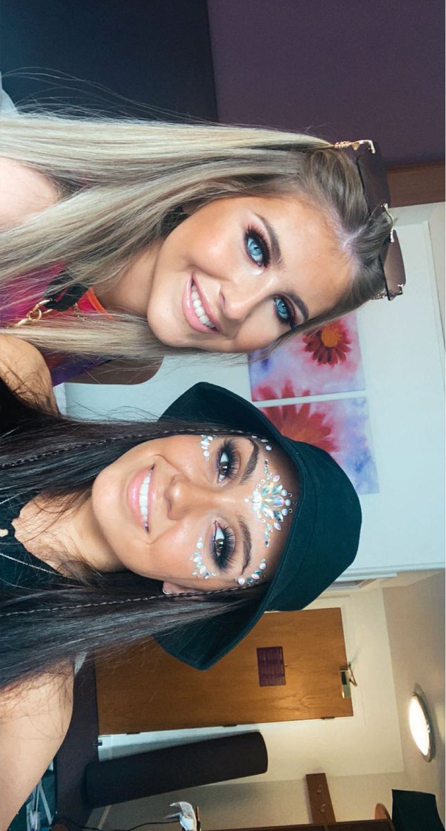 miasummersx's tweet photo. Happy birthday to the biggest babe, hope uv had the best day and see you on sat🤍 safe driving xx @oliviawest_x https://t.co/XF5Bnz9um8