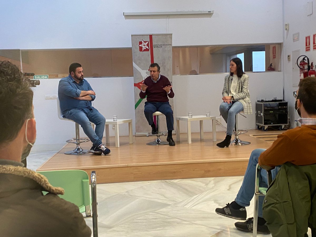 jsasvqcentro's tweet photo. Las Juventudes Socialistas de Centro, asistimos hoy al encuentro de #JavierFernandez con las @JSASevilla. Los jóvenes,  la vanguardia del futuro socialista. https://t.co/G2uzEgTuni